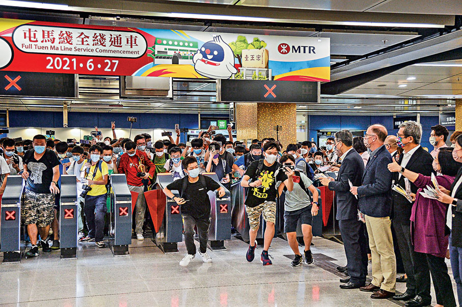 ● 港鐵屯馬綫昨晨5時50分正式全線通車，逾百鐵路迷衝入宋皇臺站搶搭首班車。