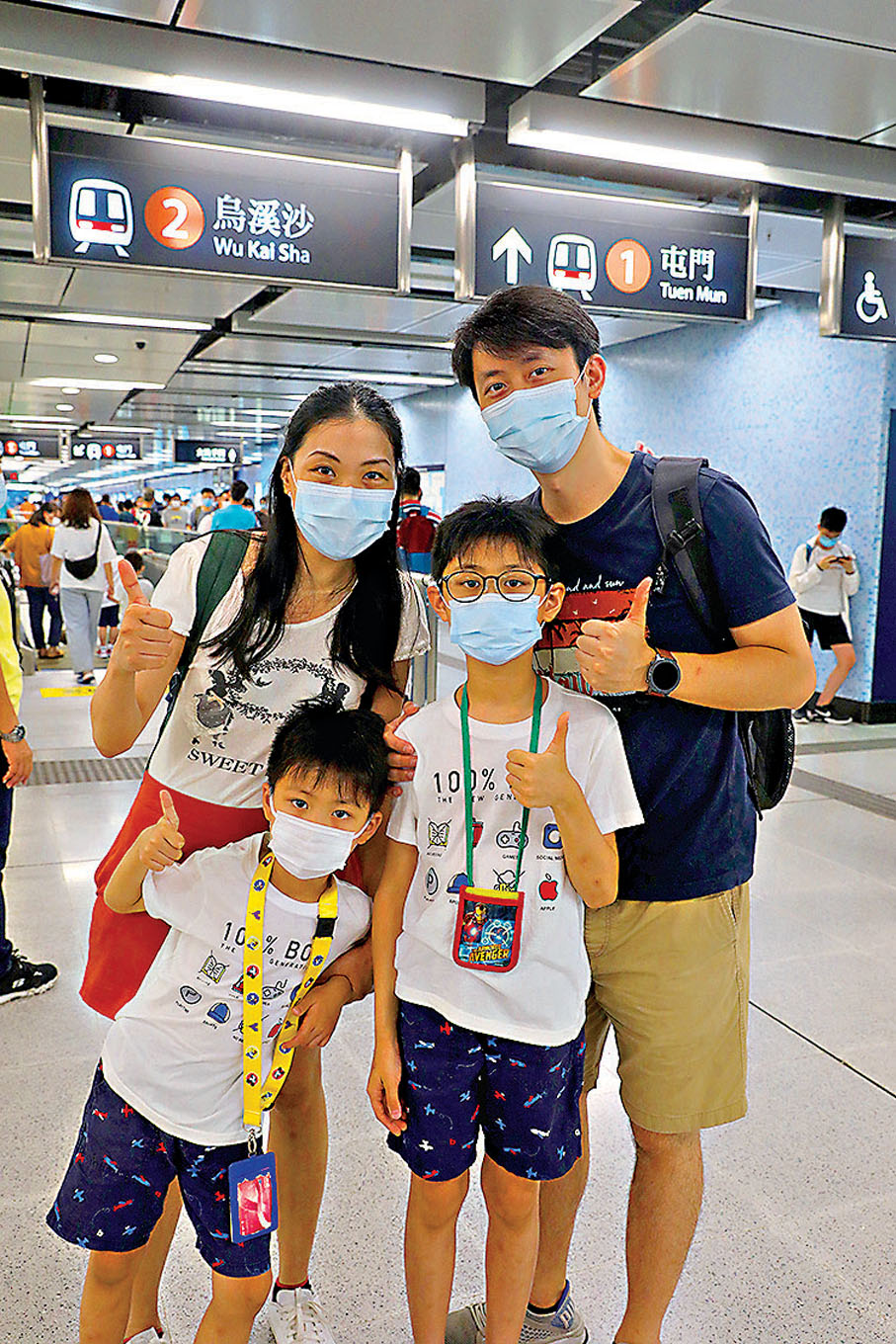 ● 程先生一家在車站合影留念。