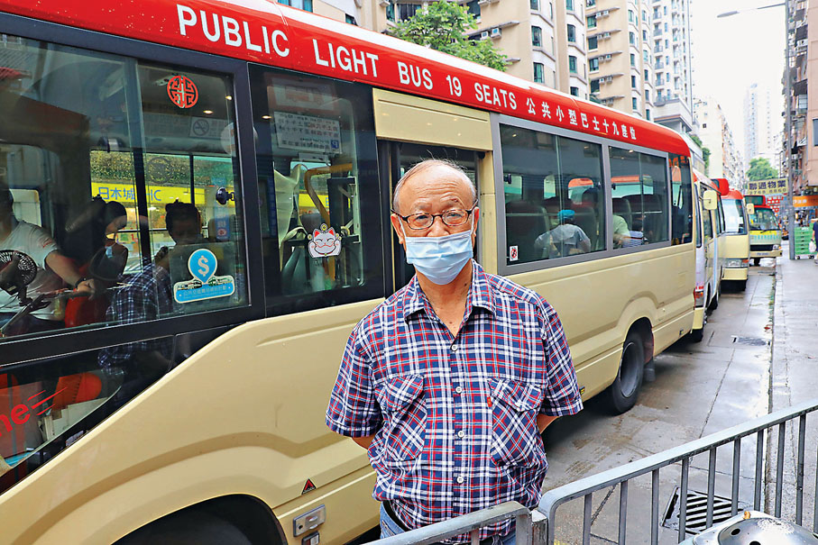 ●香港公共小巴車主司機協進總會主席張漢華嘆區內屯馬綫開通嚴重影響小巴生意。