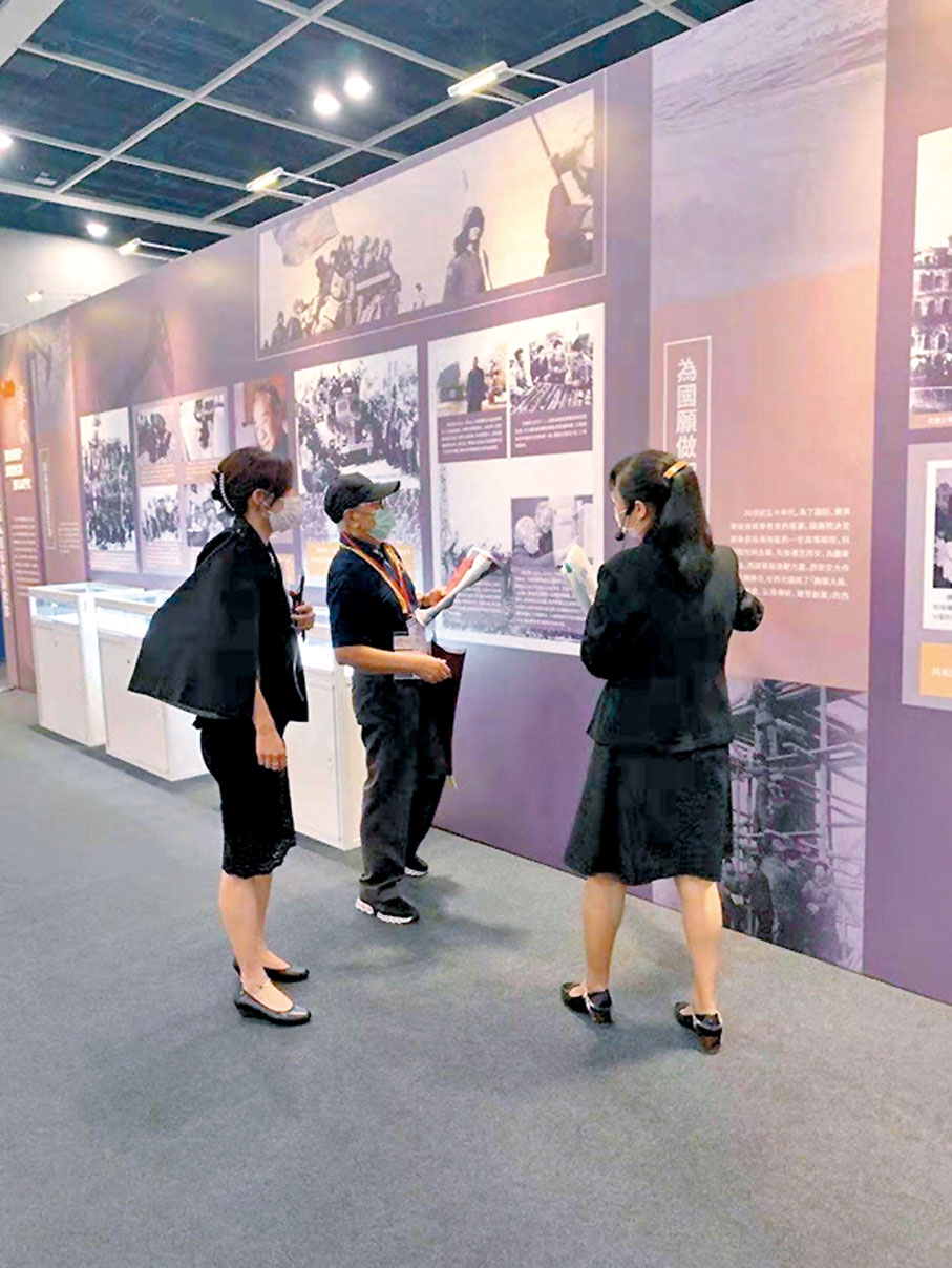 ●講解員為劉老先生加場導賞。香港文匯報記者  攝