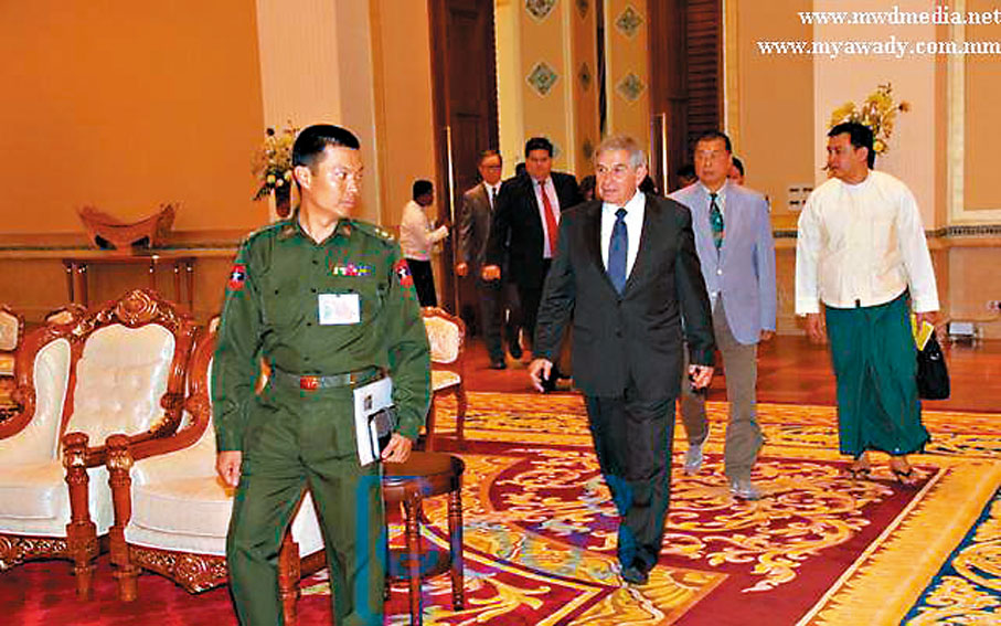 ●黎智英（黃圈右）﹑Mark Simon（黃圈左）與美國前防長沃爾福威茨（前）。 資料圖片