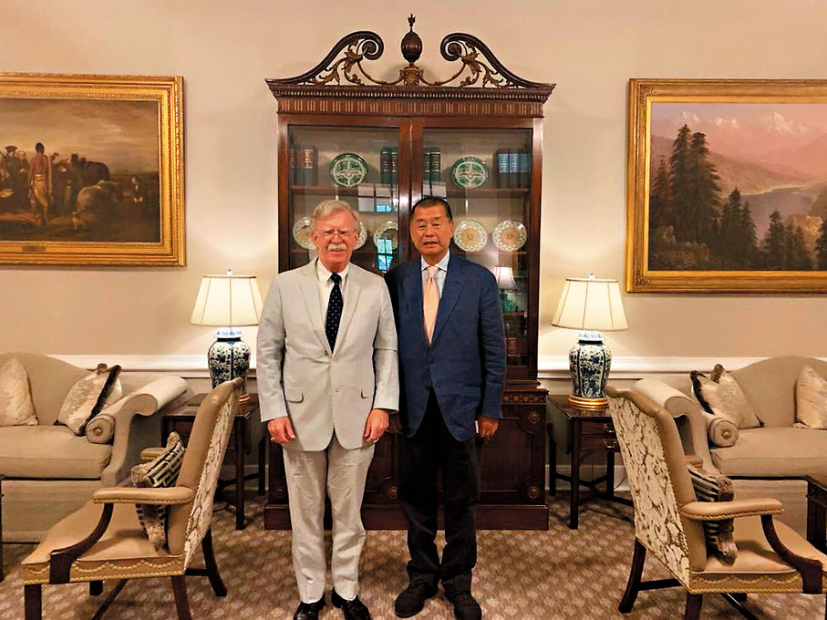 ●黎智英與博爾頓(左)。 資料圖片