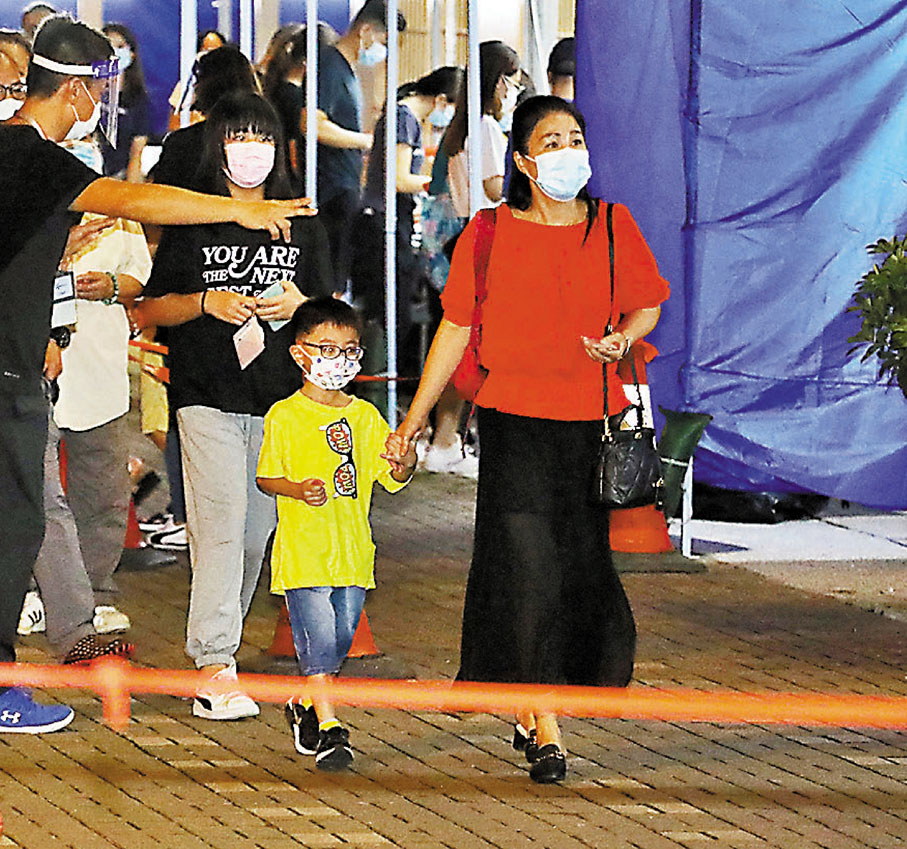 ●居民聽從工作人員指示，前往帳篷進行檢測。 香港文匯報記者  攝