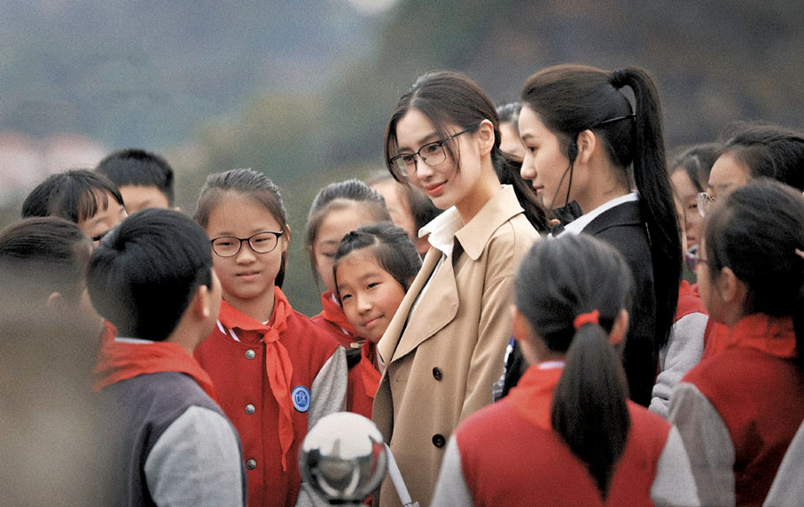 ●楊穎在單元《八妹》中飾演一名音樂老師。  