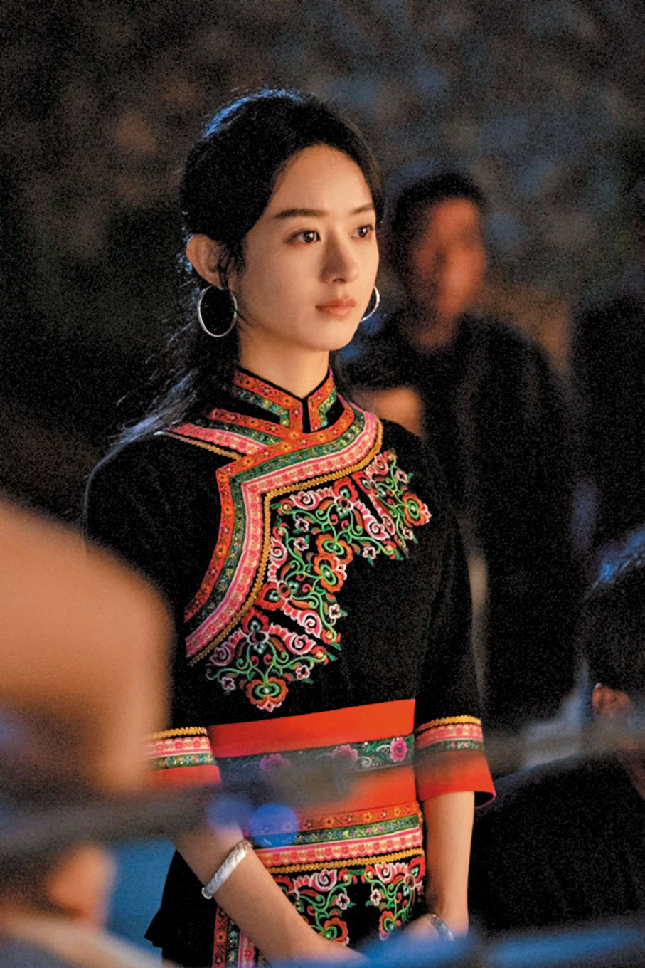 ●趙麗穎飾演有責任感的村主任雷金玉。