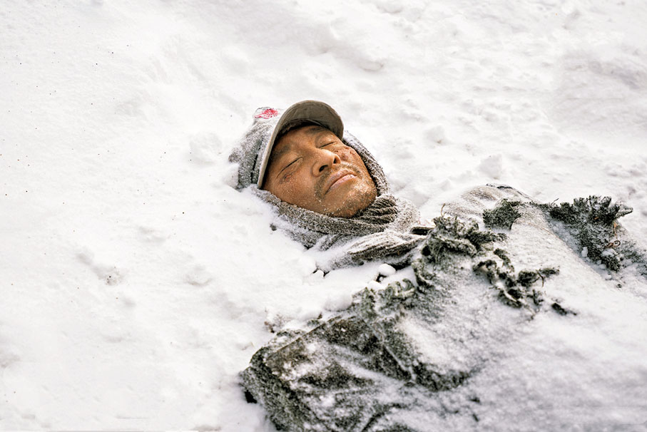 ●王勁松飾演的角色犧牲時全身埋進雪堆裏。