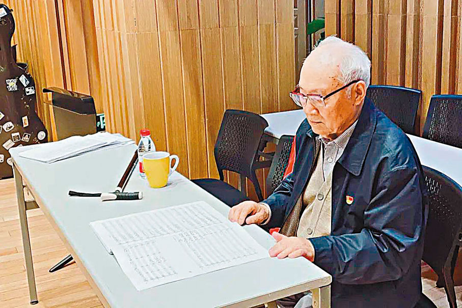 ●呂其明在演出前觀摩指導排練工作。（上海市文聯提供）