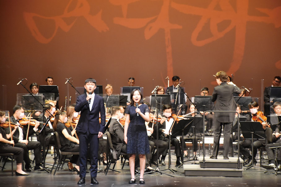 香港漢鼎書院學生黃綺辰、張皓凱演出《紅梅讚》、《我和我的祖國》