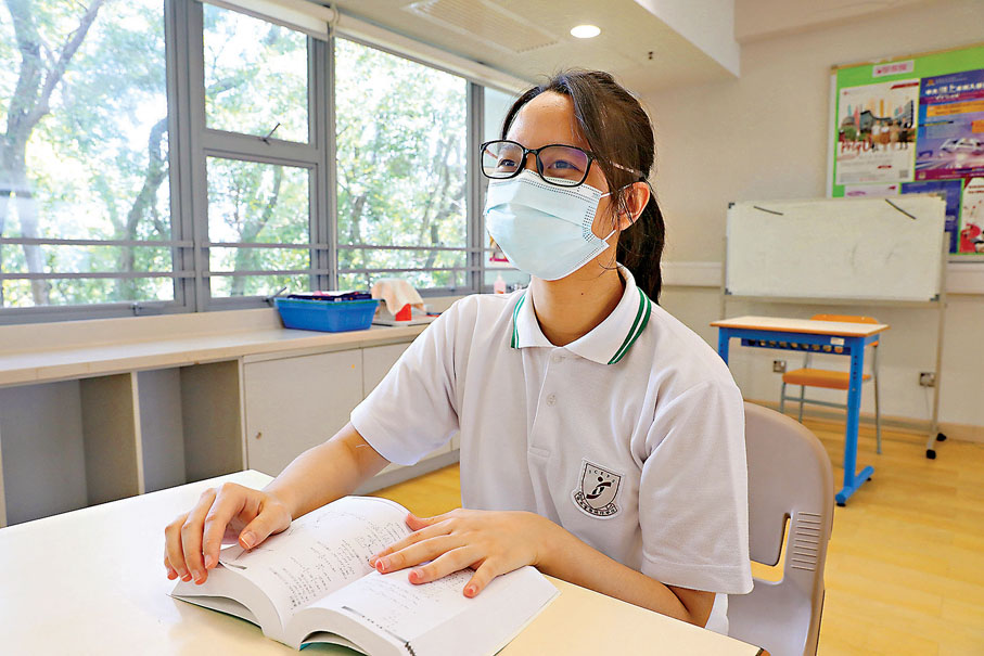 ●患腦性癱瘓的沈小筵捱過了公開試的試煉，希望取得入讀大學的機會。香港文匯報記者  攝