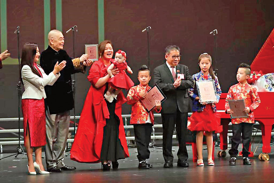 ●劉詩昆和孫穎帶同女兒上台。