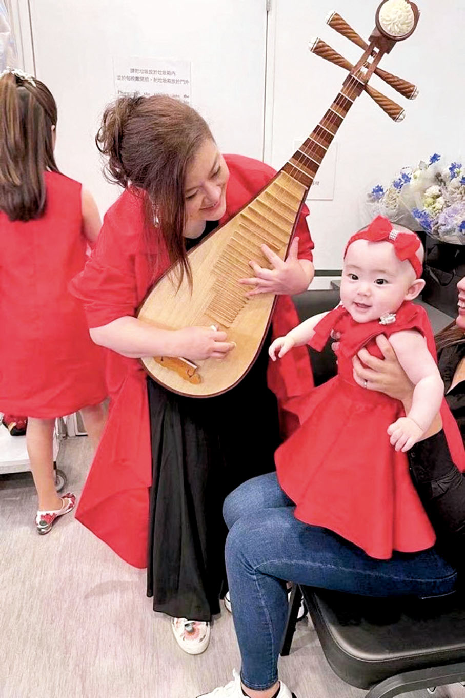 ●劉蓓蓓眼仔睩睩好奇周圍望。