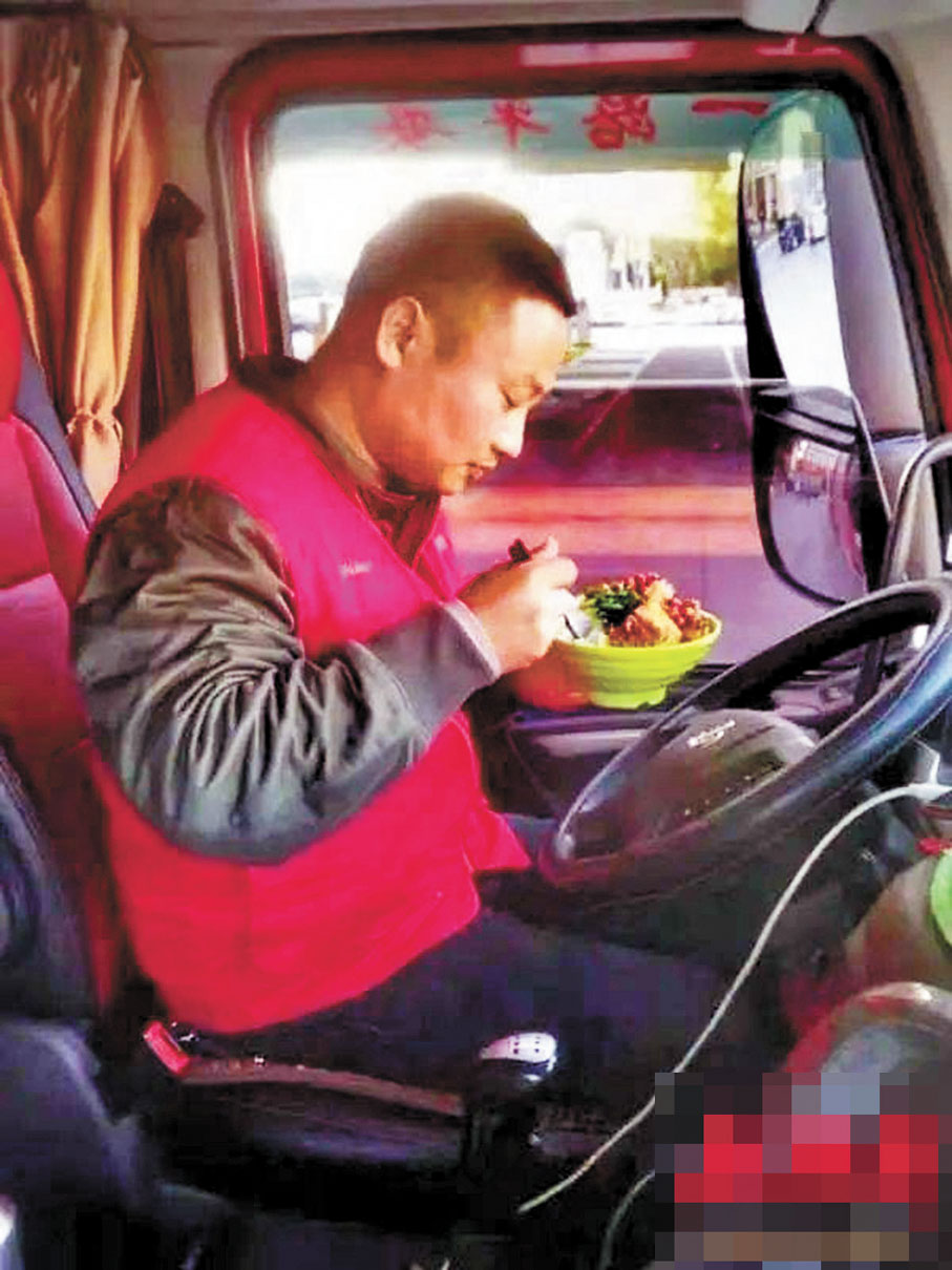 馳援武漢時期，龍兵在車上吃飯。 網上圖片