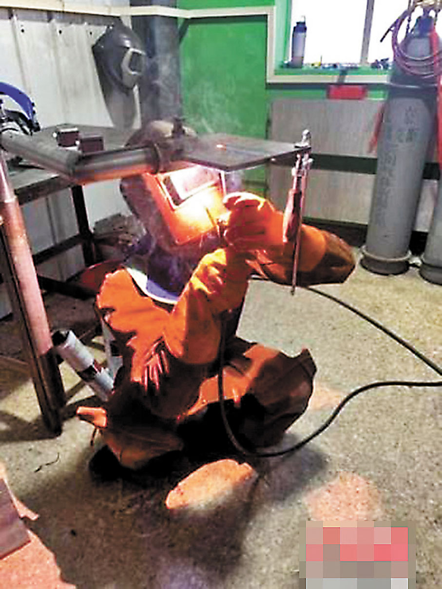 趙脯菠正進行焊接作業。 網上圖片