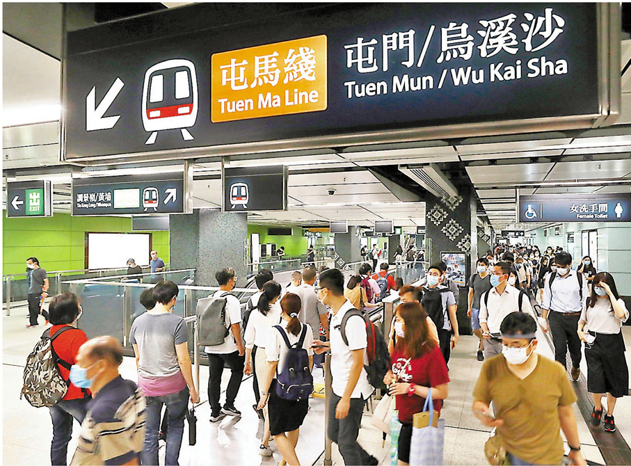 ●屯馬線首個工作日，黃昏放工時段，鑽石山站出現人潮。 香港文匯報記者  攝