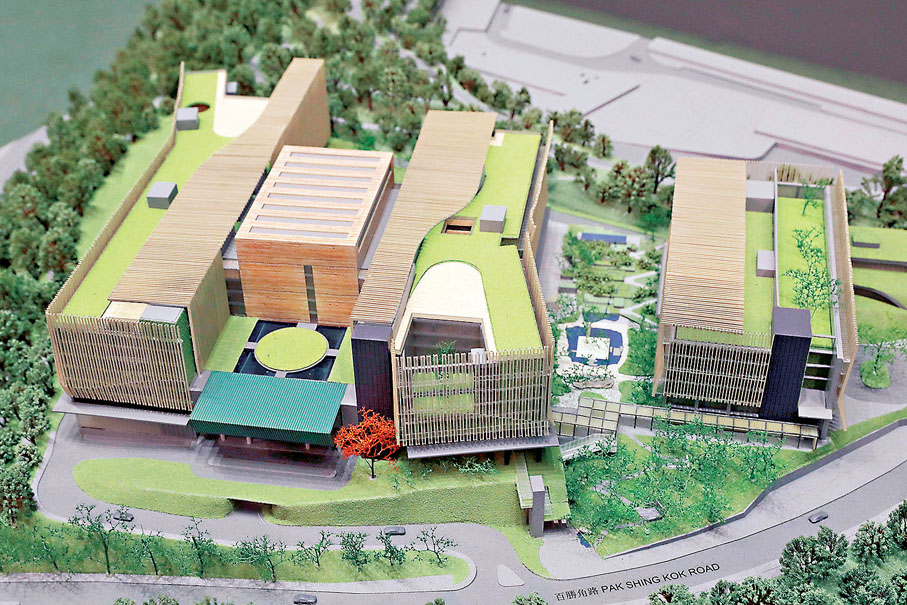 陳肇始(右一)期望醫院日後能促進香港中醫服務、教育培訓、創新和科研發展。 香港文匯報記者  攝