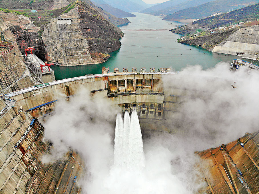 在滾滾長江的支流、幹流建設有長江三峽水利樞紐、葛洲壩、烏東德、白鶴灘、溪洛渡、向家壩等水電工程，共同構建起世界最大的清潔能源經濟走廊，每年發電近2千億度，同時在保障長江流域防洪安全、航運安全、水資源安全、生態安全方面發揮着不可替代的作用。