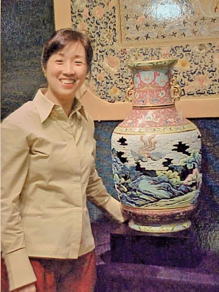 ■廿二年前，在倫敦拍得「有鳳來儀」轉心瓶，永寶齋劉惠芳在瓶前留影。