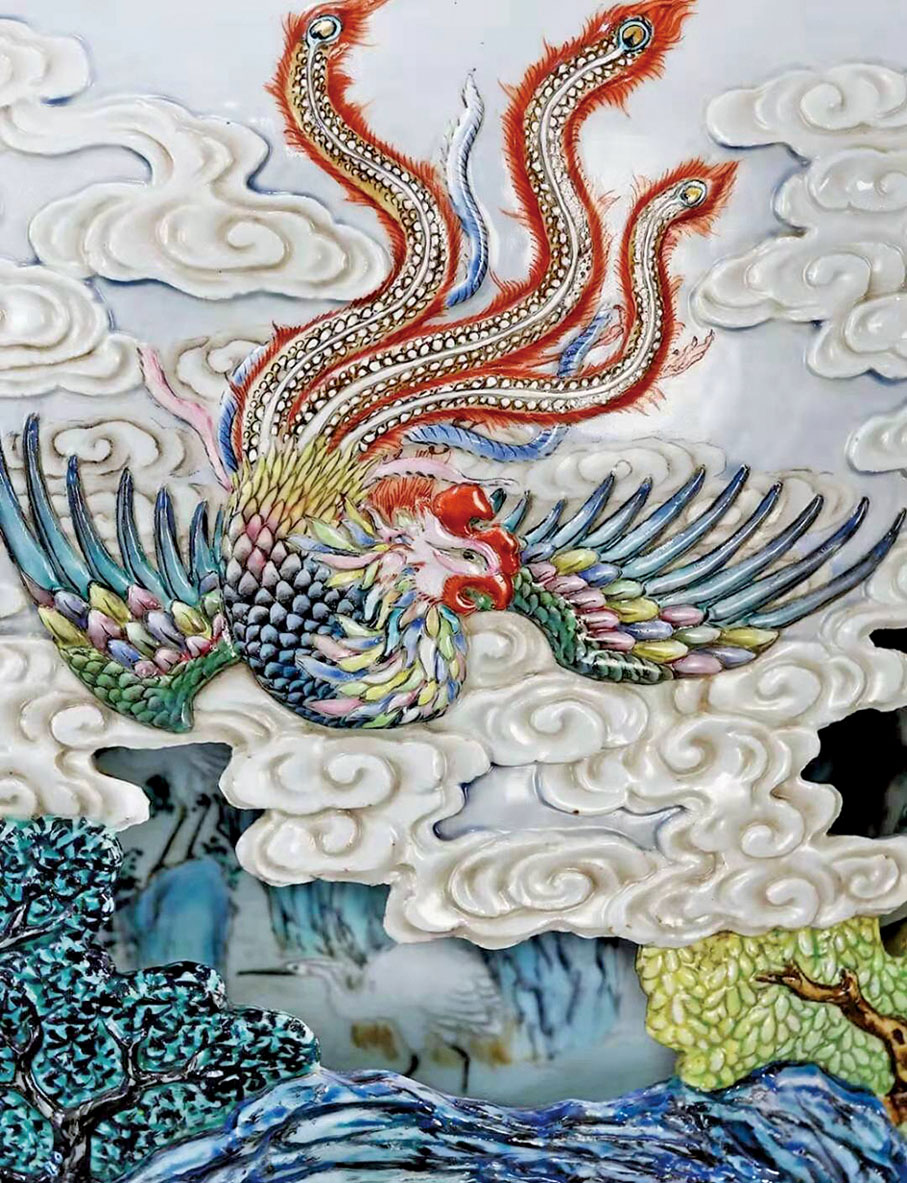 ■轉心瓶上的「有鳳來儀」圖案栩栩如生。