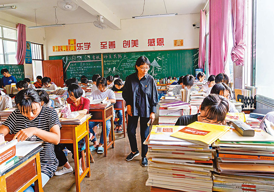 ●張桂梅創辦的雲南麗江華坪女子高級中學，幫助近2,000個女孩考入了大學。圖為她2020年7月檢查學生上課情況。資料圖片