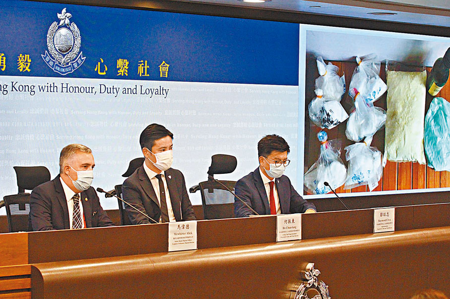 ●警方交代案情。左起：馬偉德，何振東、鄒旺忠。香港文匯報記者  攝