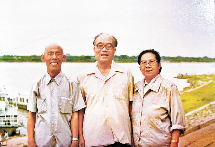 ●1990年，《誰是最可愛的人》作者魏巍（中）和夫人在北京盛情款待了最可愛的人李玉安（左一）。香港文匯報記者于海江  翻拍