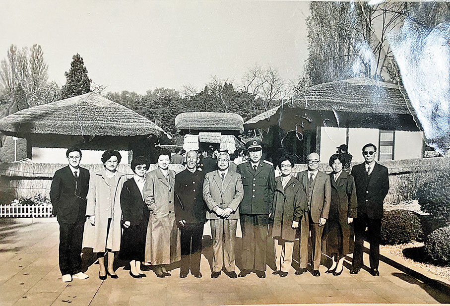 ●1990年李玉安（左五）在朝鮮。香港文匯報記者于海江  翻拍