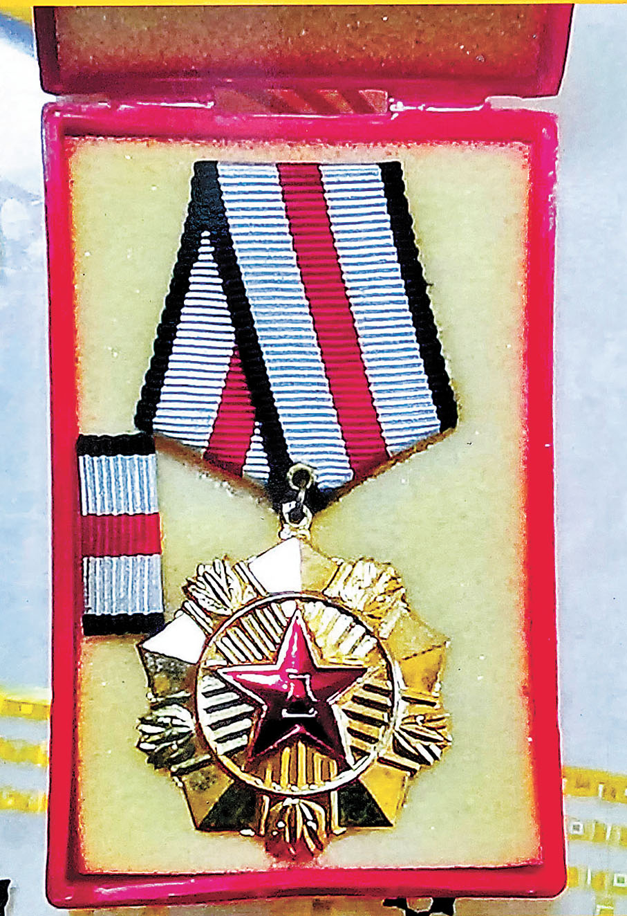 ●1991年，陸軍某部授予李玉安「一等功臣」勳章。香港文匯報記者于海江  翻拍