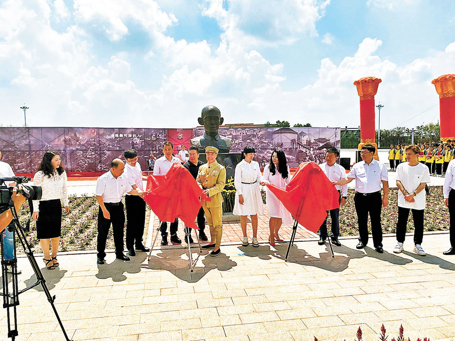 ●電影《李玉安》在黑龍江省巴彥縣興隆鎮開機，再現老兵的傳奇人生。香港文匯報記者于海江  攝