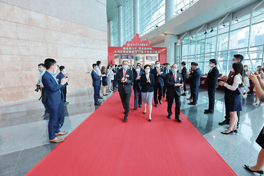 行政長官林鄭月娥進場，獲廣總首長及會員鼓掌歡迎