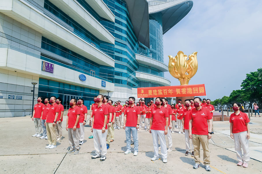 香港客屬總會主席團於金紫荊廣場齊聲合唱《沒有共產黨就沒有新中國》《獅子山下》。