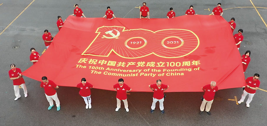 印有「慶祝中國共產黨成立100周年」標誌的大型旗幟在雨中揚起，印證了客家鄉親與國家「風雨同路」的決心。