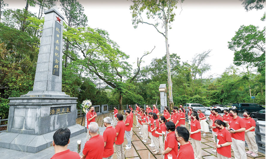 客屬總會主席吳惠權帶領會員到大埔烏蛟騰抗日英烈紀念碑向抗日英烈致敬。