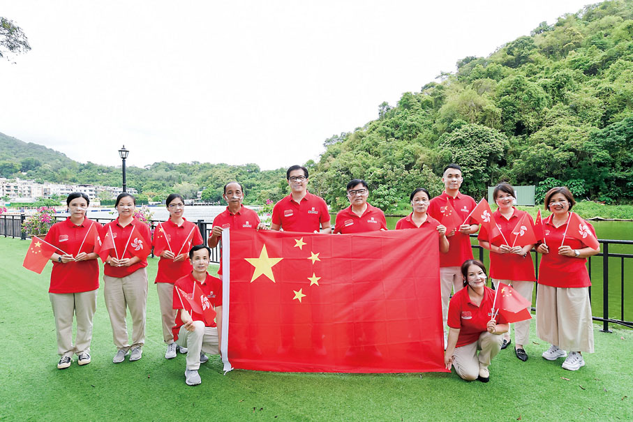 香港清遠社團總會常務副主席兼秘書長薛濟匡（左五）、常務副主席何毅強（左六）帶領會員熱情參與拍攝。