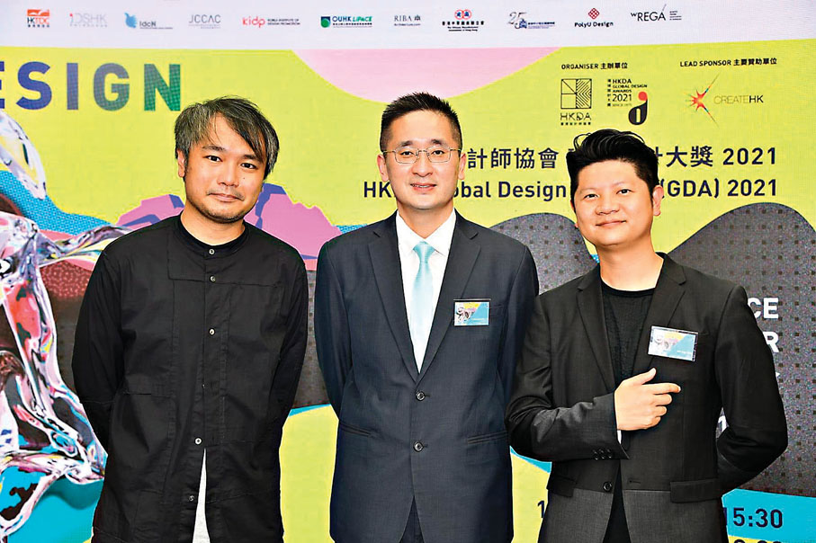 ●香港設計師協會主席葉小卡（右）感謝香港特別行政區政府商務及經濟發展局副局長陳百里博士（中）出席發布會。 作者供圖