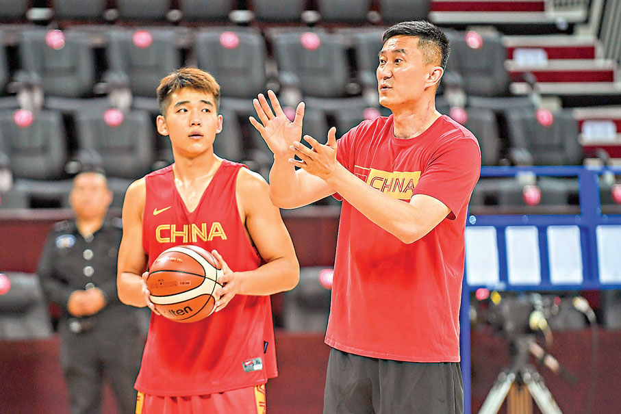 ● 杜鋒（右）希望國籃球員能發揮自己應有水平。  新華社
