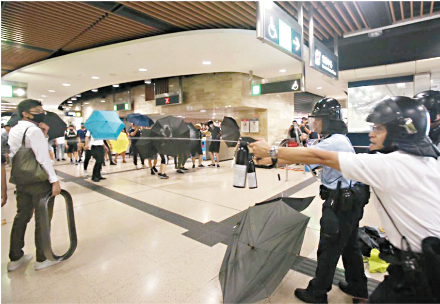 ●前年9月防暴警在沙田站與示威者發生衝突，多次需要施放胡椒噴霧。 資料圖片