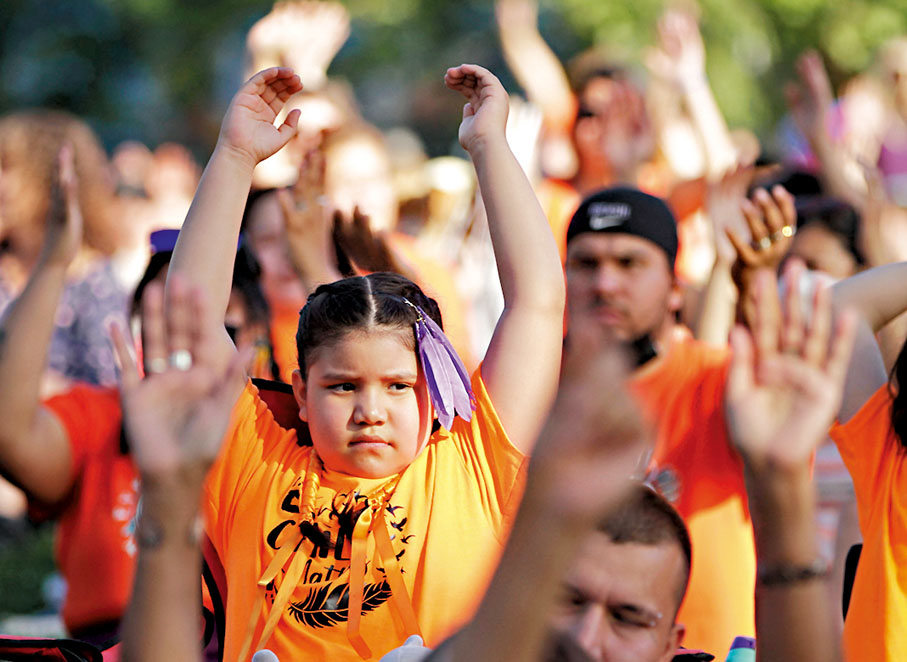 ● 加拿大民眾參與悼念原住民兒童的活動。 新華社