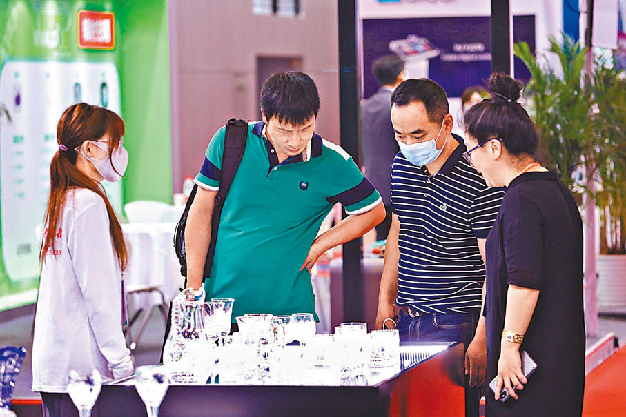 ● 東歐國家的水晶產品為中國消費者喜愛。記者王莉  攝