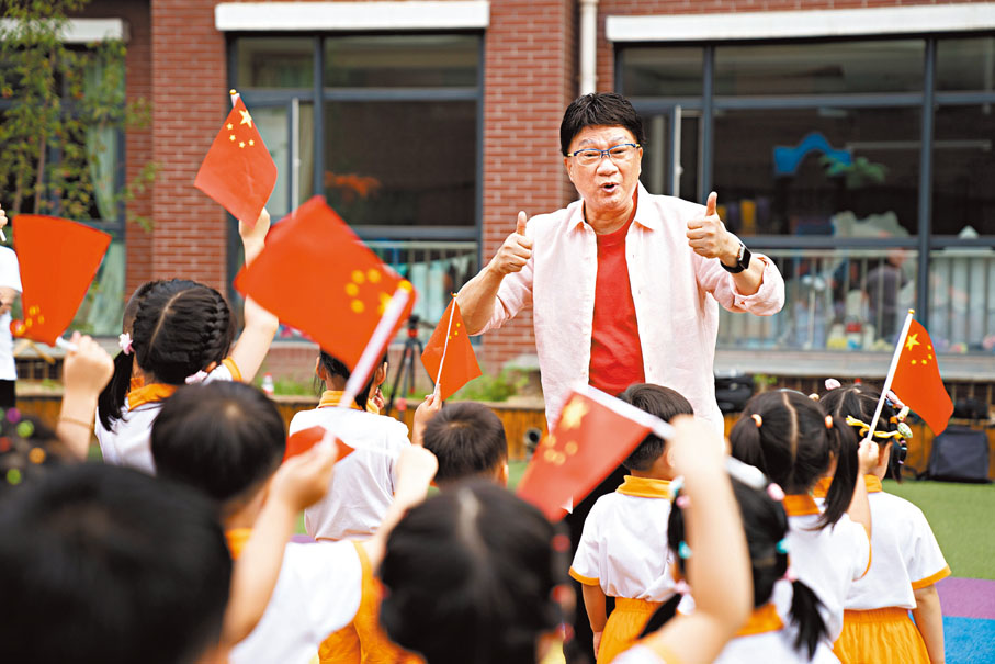 ●徐小明於歌曲中特別加入了童聲大合唱，給人一種新的感覺。