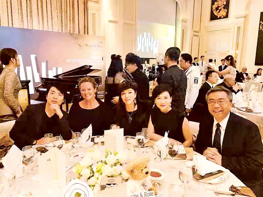 ● 洪子晴贊助郎朗音樂會，幫助香港管弦樂團。