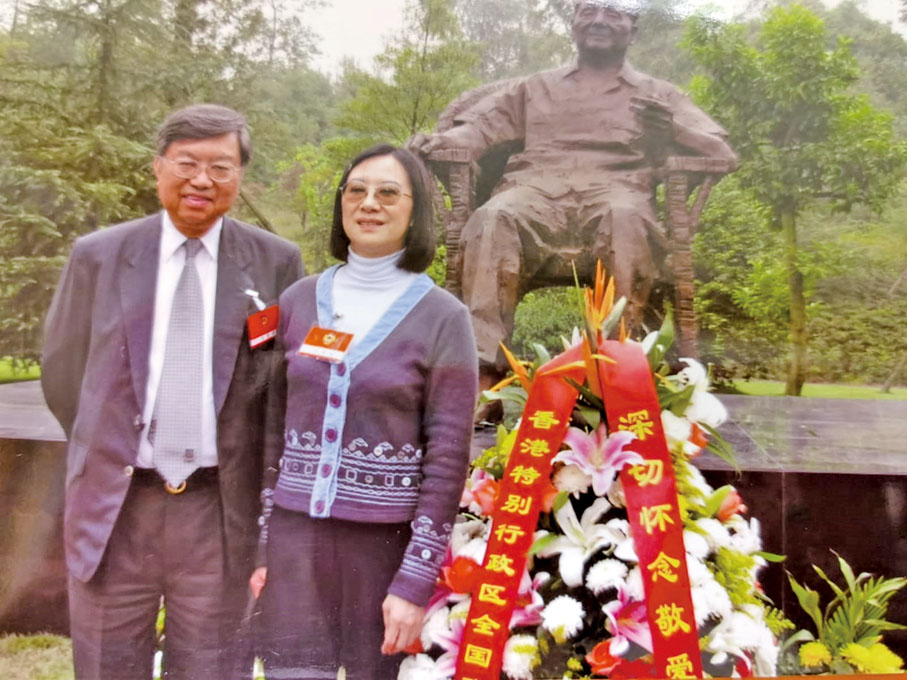 ● 與太太一起參加港區全國政協委員內地活動。