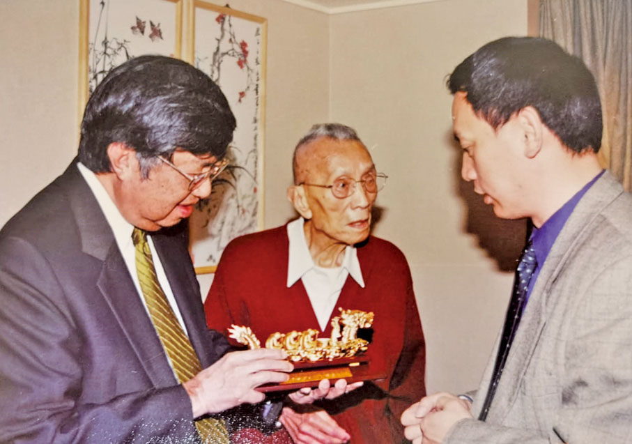 ● 2004年接待廣州大學校長到訪何耀光辦公室。