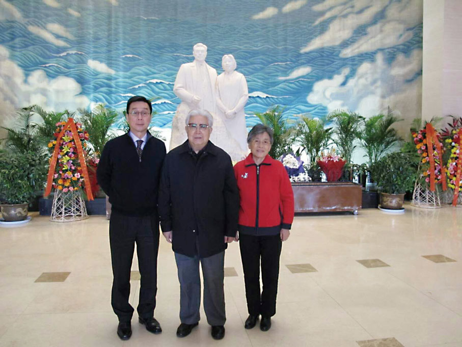 ● 盧業樑與老一輩共產黨人王仲方老人、趙瑋老人在天津周恩來鄧穎超紀念館前合影。