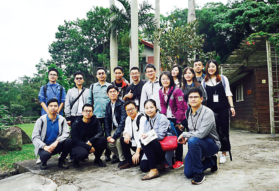 ● 盧業樑帶領香港「就是敢言」青年評論員到訪台灣，在錢穆先生的素書樓前合影。