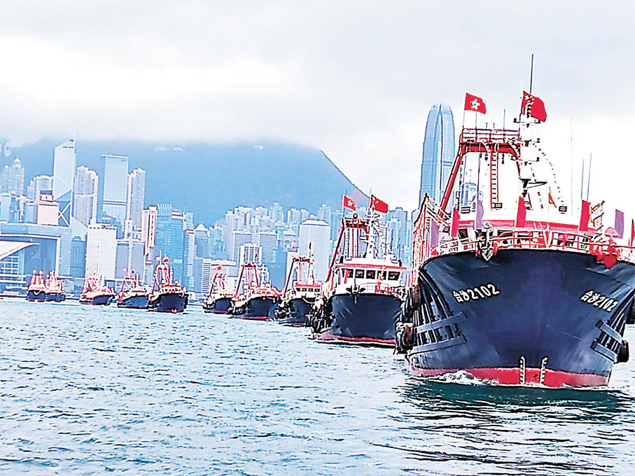 漁船巡遊維港與市民分享節日喜悅。 香港文匯報記者  攝