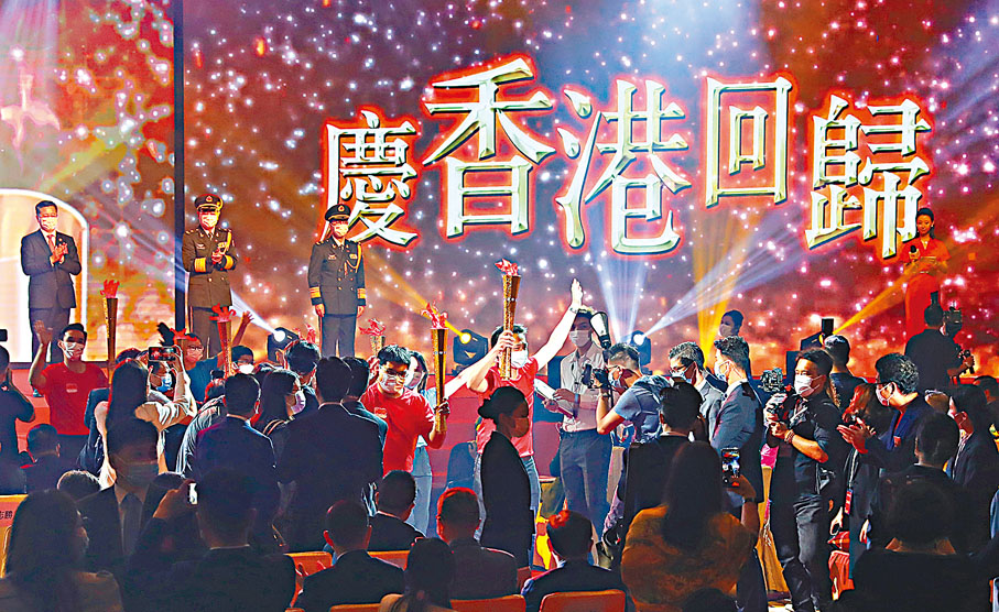 ●數百名青年、學生，連日來從灣仔會展中心起步，途經香港主要標誌性景點，進行「薪火相傳」接力跑。 香港文匯報記者  攝