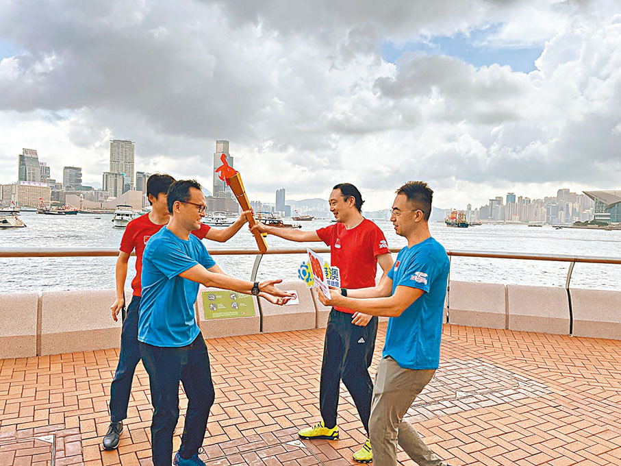 ●香港青年以「接棒」形式希望愛國精神和正能量代代相傳。 大公文匯全媒體記者  攝