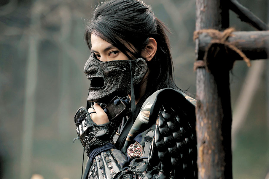 ●渡邊圭祐造型帶點神秘感。