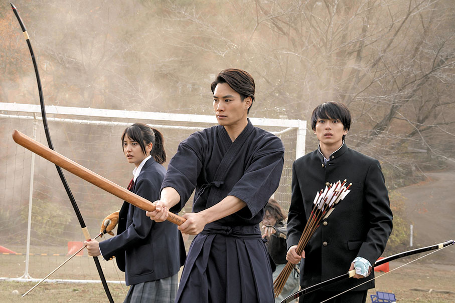 ●鈴木伸之（中）為角色苦練劍術。