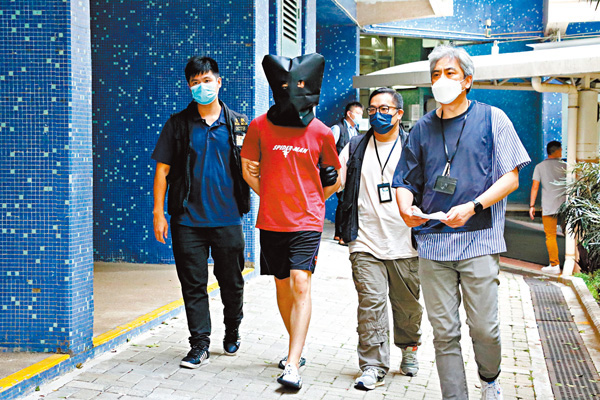 ●警方昨日中午在馬鞍山錦豐苑拘捕姓王疑犯。香港文匯報記者  攝